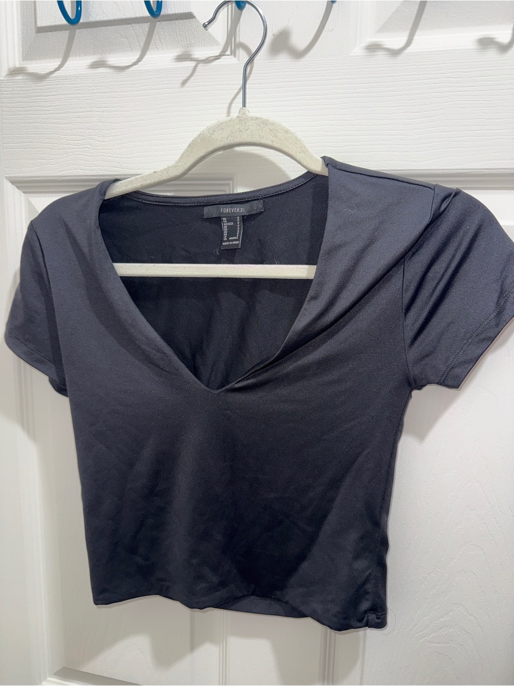 Forever 21 Black V-Neck Short Sleeve Cropped Top